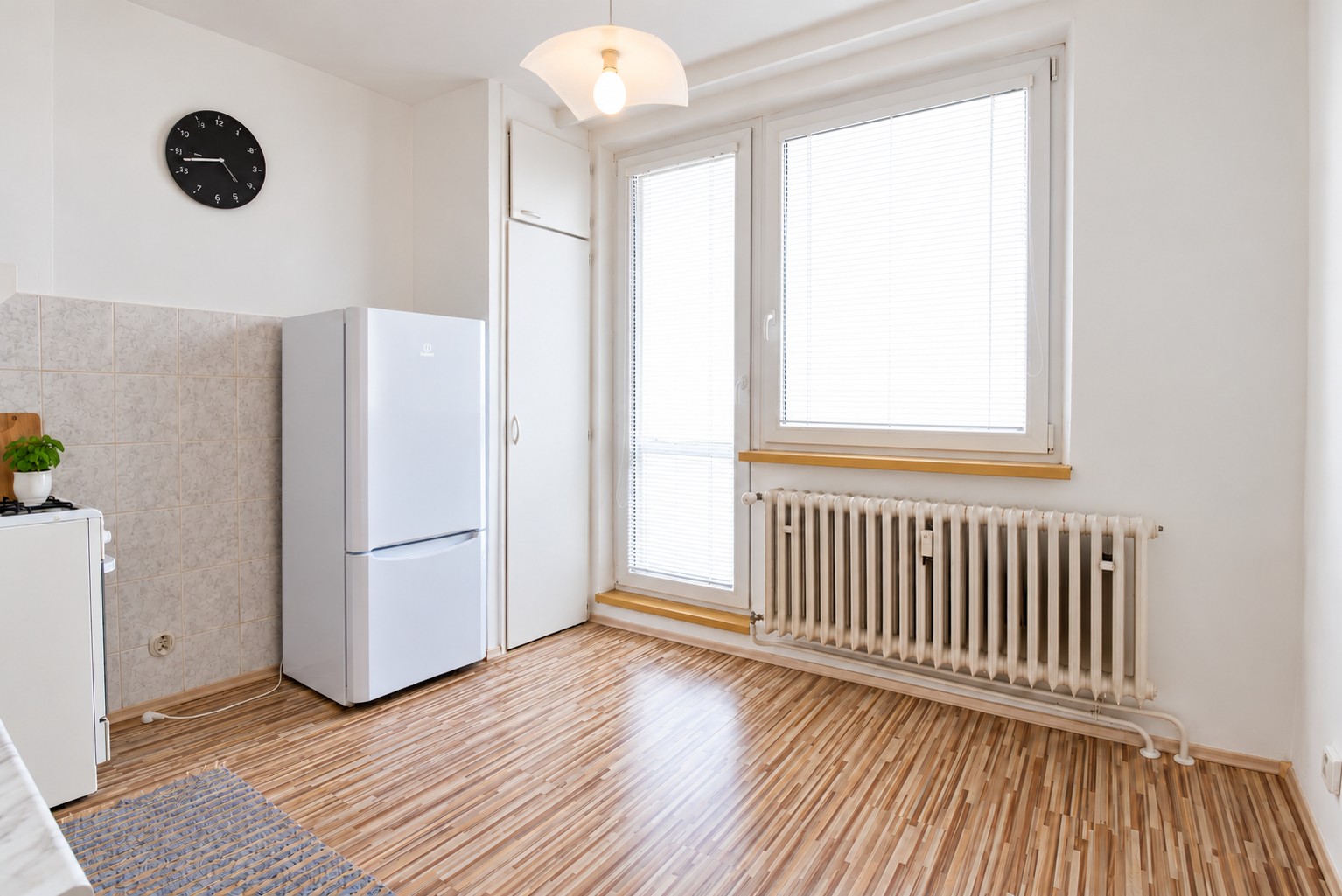 Byt 1+1, Brno – kuchyně se vstupem na balkon